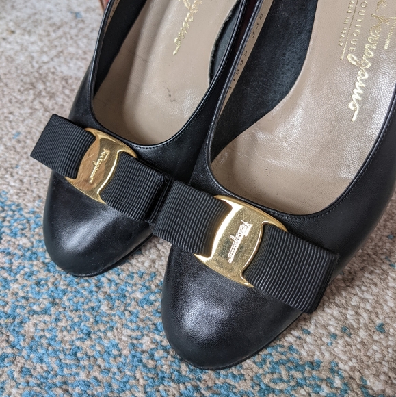 Salvatore Ferragamo Vara Pump - Picture 2 of 9